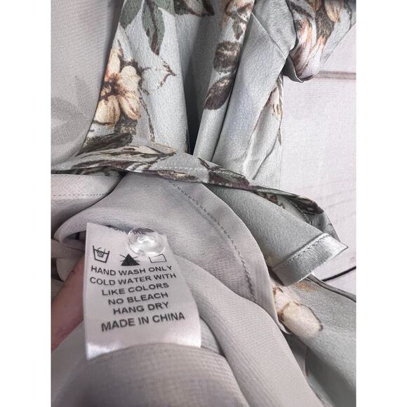 Dress Forum Size SM Dress Short Sleeve Silky Floral Classy - Picture 3 of 6